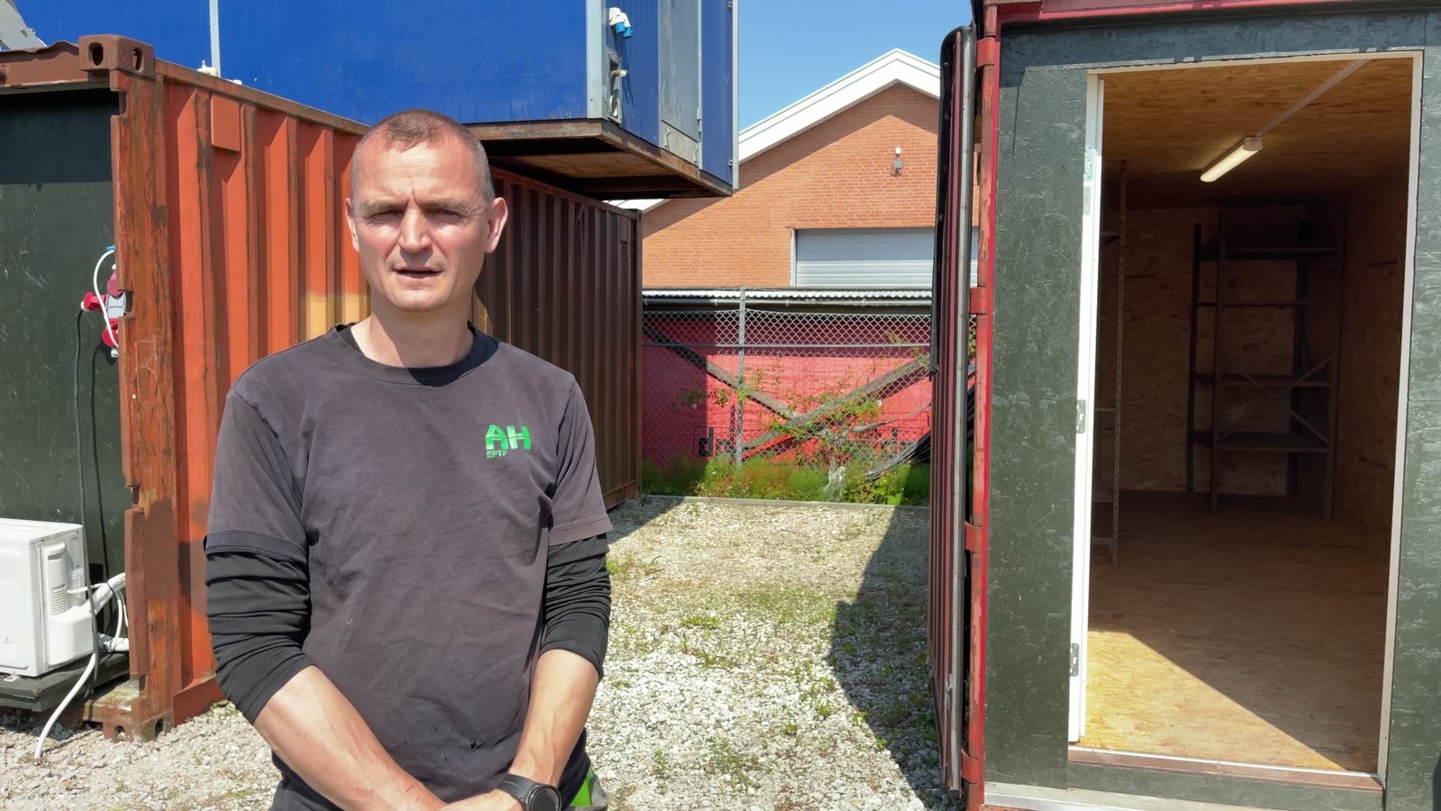 Ejeren foran containerne hos Pladsleje.dk i Birkerød