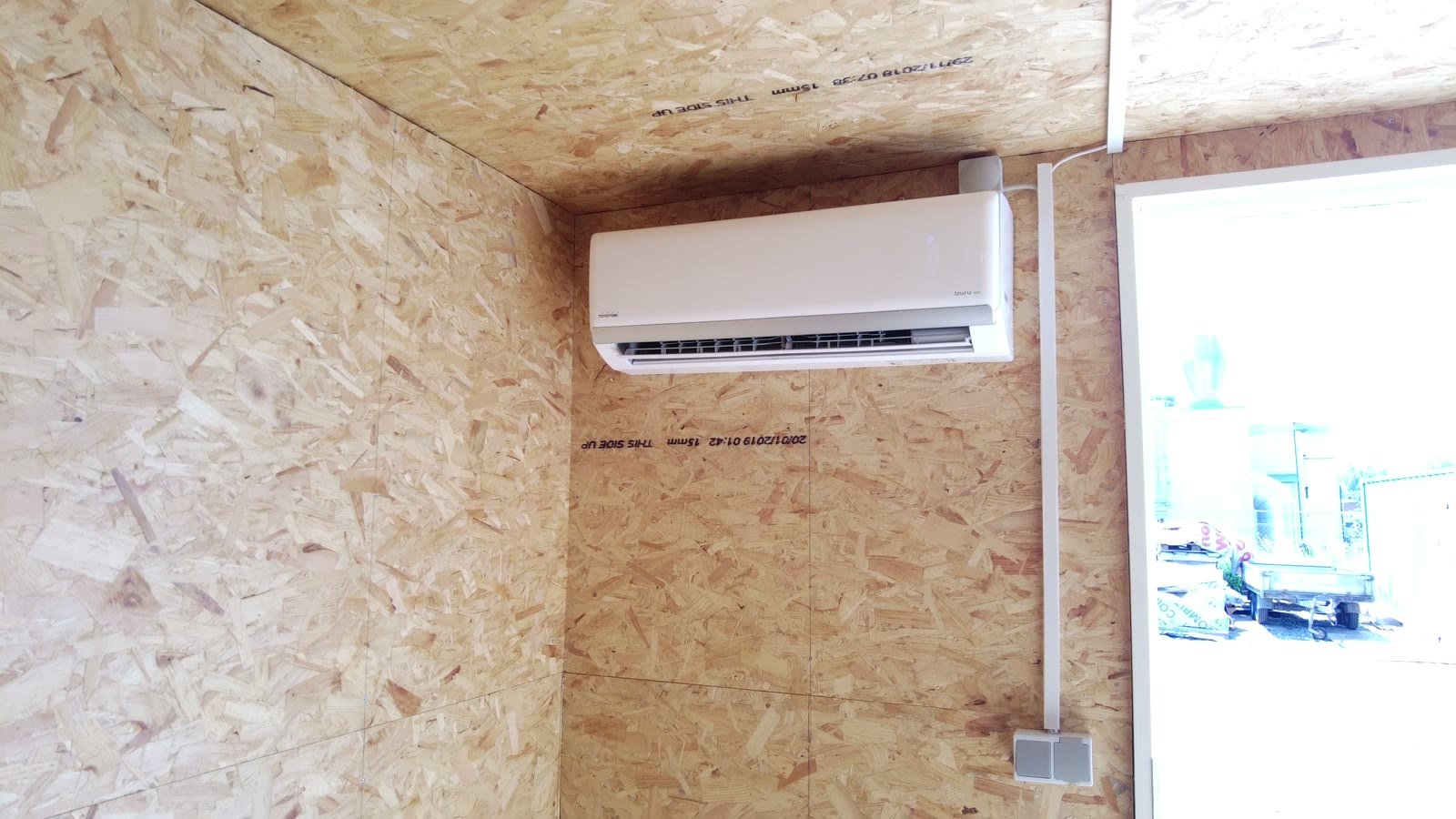 Indvendig i klimareguleret container med installeret varmepumpe