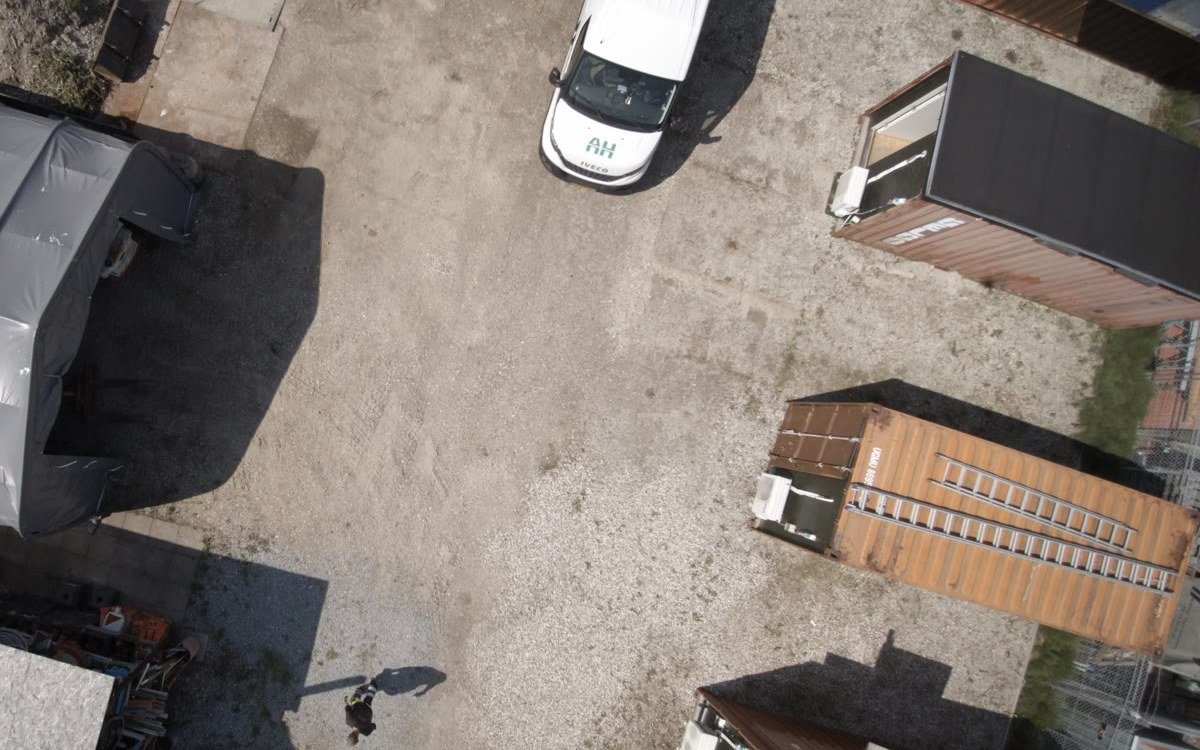 18 m² udeareal til opbevaring ved siden af containerne hos Pladsleje.dk